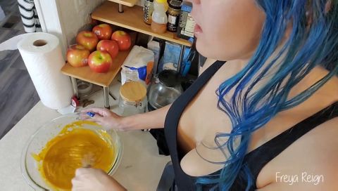 Holiday Baking With A Giantess