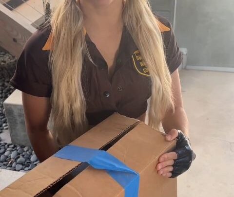 Fucked by the package delivery ( MP4 )