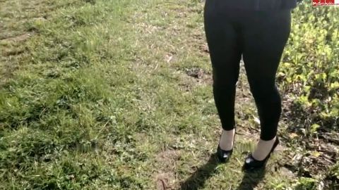 PUTZHILFE BEIM LATEX UND NYLON ANPROBIEREN ERWISCHT UND INS MAUL UND FOTZE GEFICKT