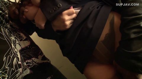 1人暮らしのOLを狙った黒人押込みレイプ