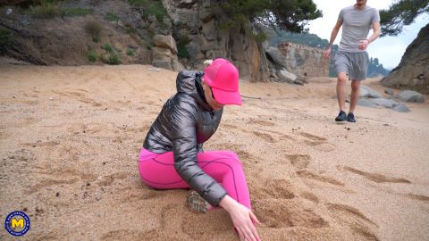 Milf Anna Blond thanks her helpful toyboy and has sex with him