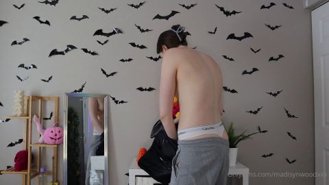 Madisynwood Clumsy Masseuse