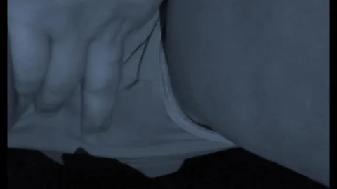 年轻女孩露腹特写，蓝色灯光室内私密拍摄