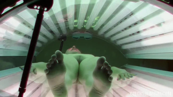 POV-Tanning-Session mit schlanker Brünette