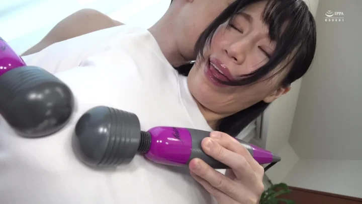 Belles asiatiques se partagent doigts et jouets sur table de massage